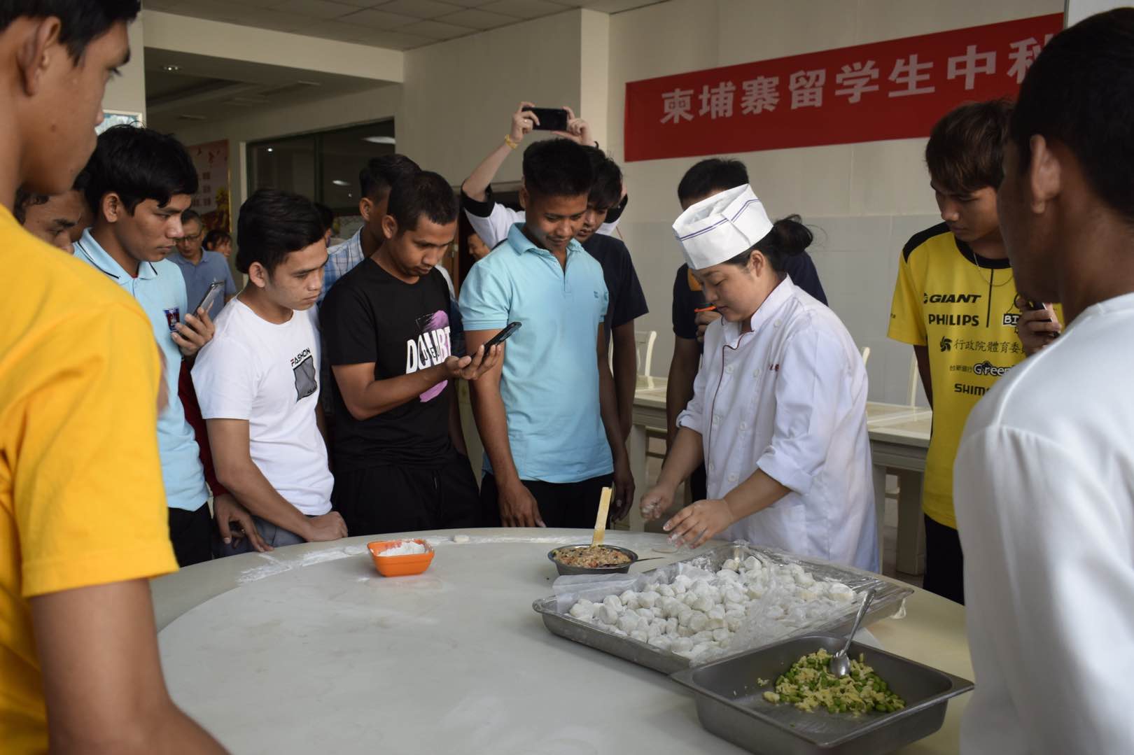 师傅包饺子.jpg